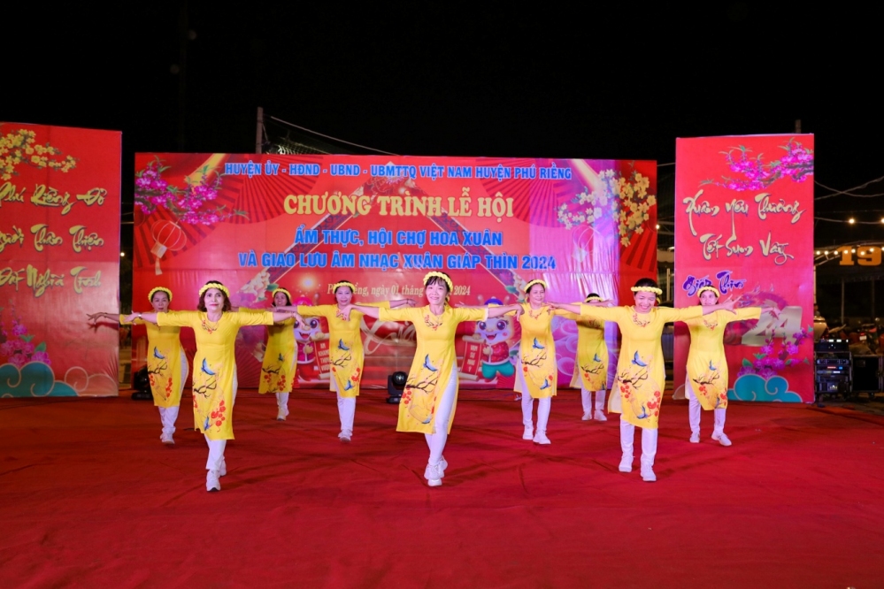 Phụ nữ Phú Riềng sôi nổi chương trình giao lưu văn nghệ, dân vũ đường phố - Mừng Đảng, Mừng Xuân Giáp Thìn năm 2024