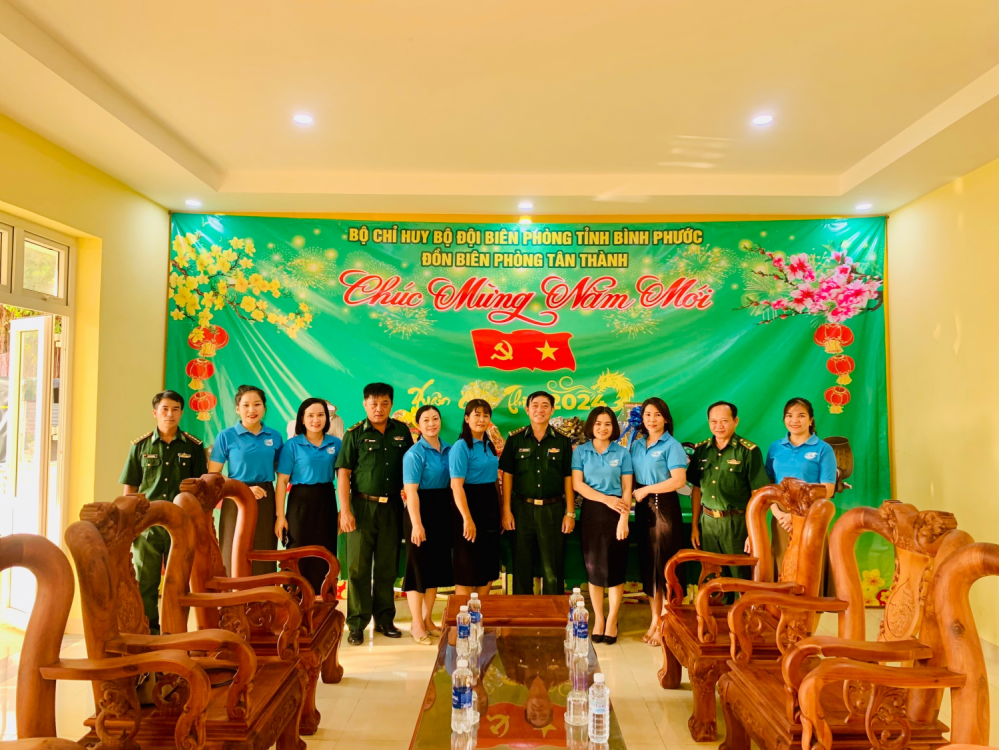 Hội LHPN huyện Đồng Phú thăm và chúc tết các chiến sĩ bộ đội biên phòng đồn Tân Thành, huyện Bù Đốp