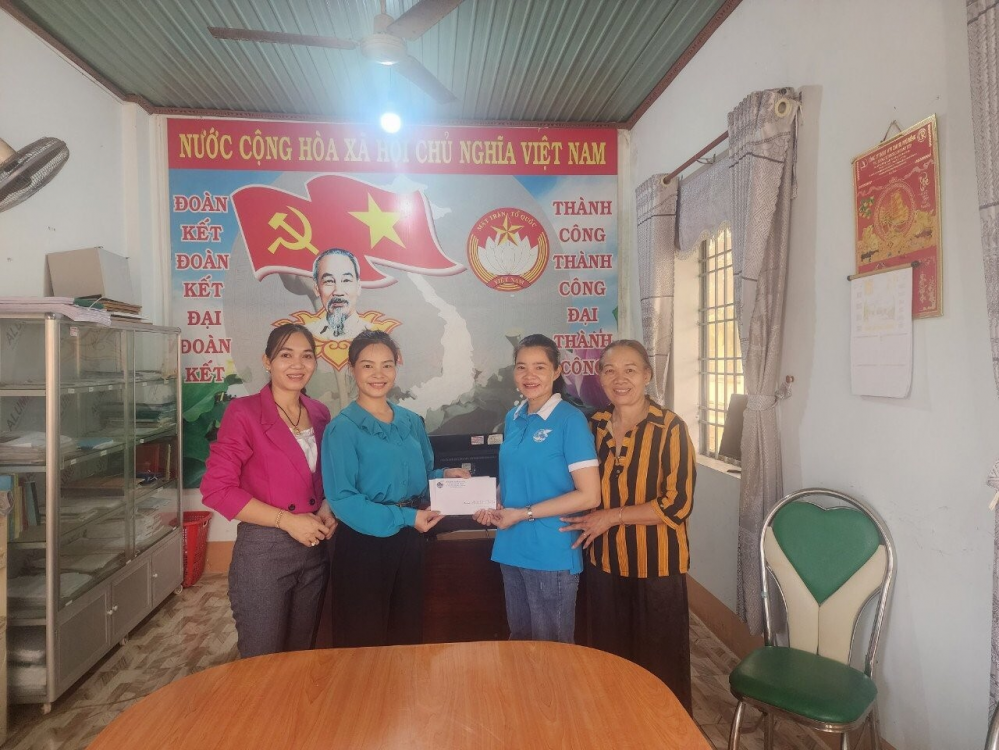 Hội LHPN huyện Phú Riềng thăm, chúc tết nguyên lãnh đạo Hội LHPN xã qua các thời kỳ