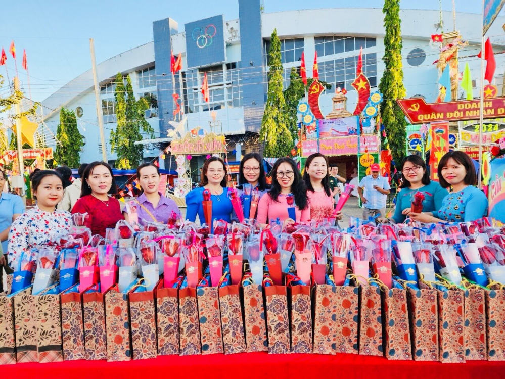 Hội LHPN huyện Bù Đăng tặng quà tân binh lên đường nhập ngũ 2024