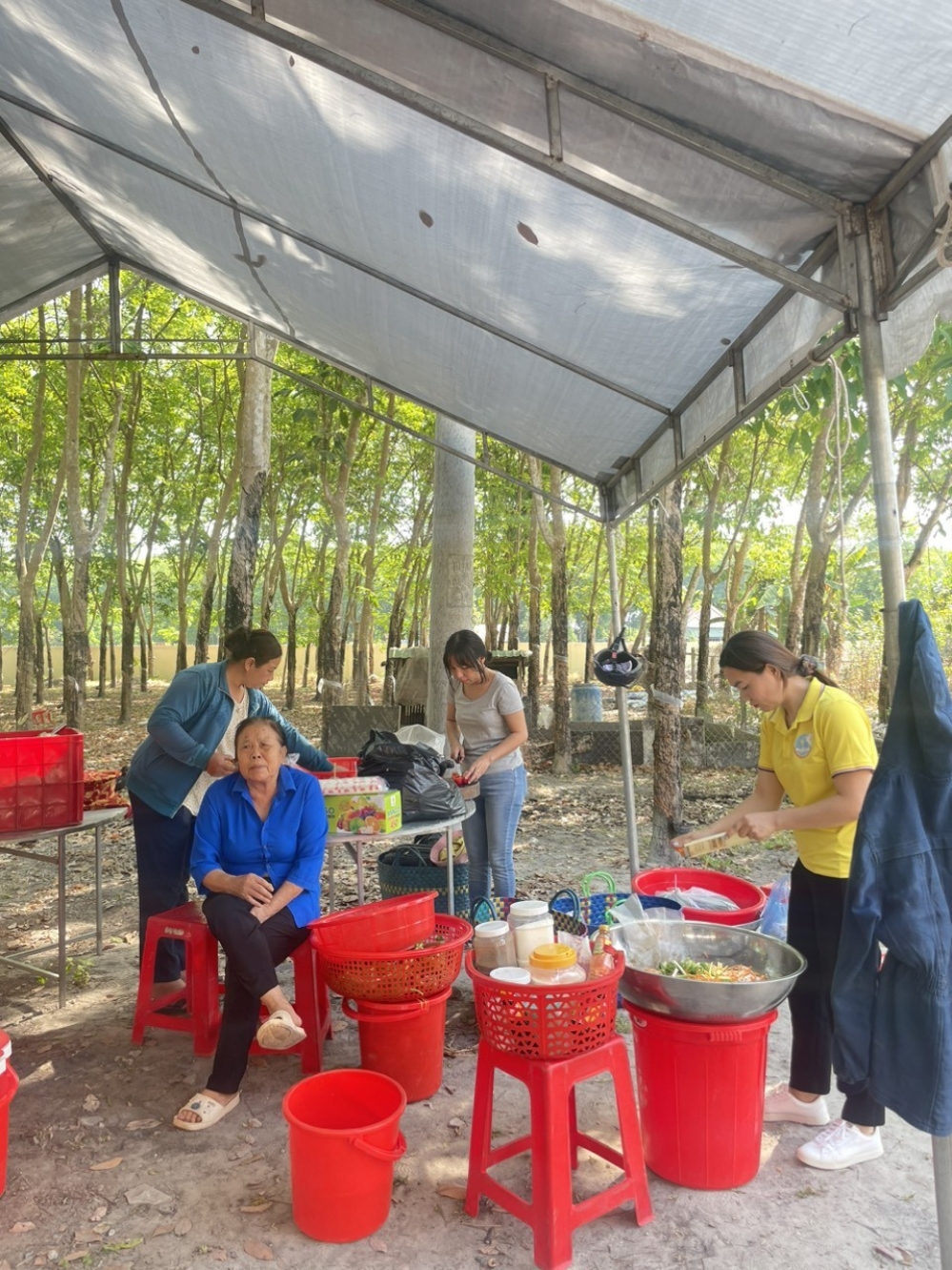 Hội liên hiệp phụ nữ xã Quang Minh tham gia nấu ăn  hội trại tòng quân năm 2024