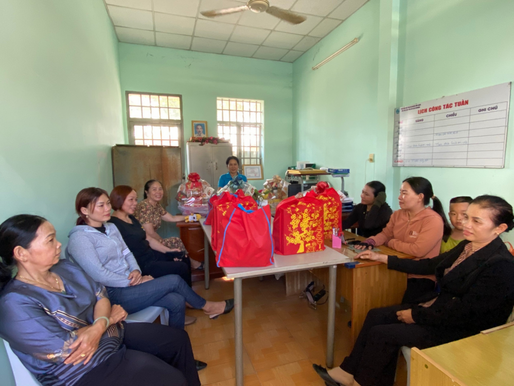 Hội LHPN xã An Khương họp mặt đầu năm  và tặng quà cán bộ hội