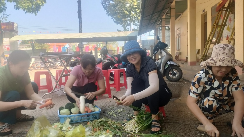 Các cấp Hội phụ nữ huyện Phú Riềng hỗ trợ hậu cần cho các tân binh trước ngày nhập ngũ