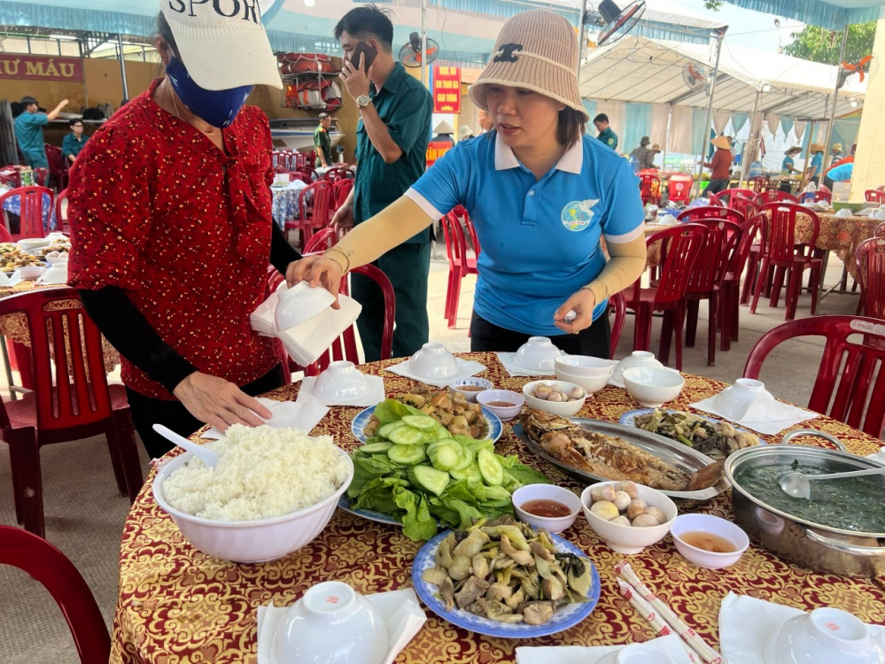 2.131 suất ăn phục Hội trại giao quân huyện Đồng Phú được chị em Hội LHPN huyện chuẩn bị chu đáo