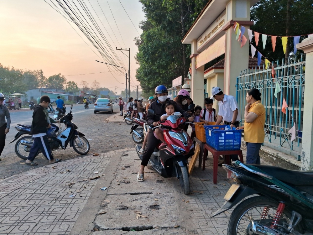 Chi hội phụ nữ ấp Bào Teng, xã Quang Minh, thị xã Chơn Thành tặng 200 suất xôi gà cho các em học sinh