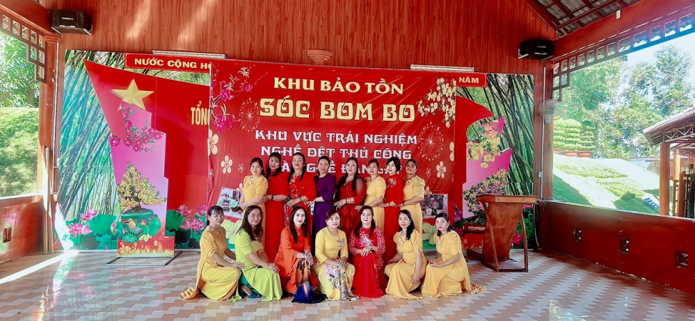 Chi hội Phụ nữ thôn 4, xã Bình Minh, huyện Bù Đăng về nguồn tại Khu bảo tồn Sok Bom Bo
