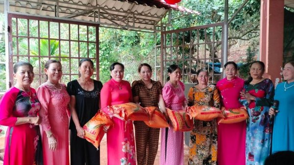 Chi hội Phụ nữ ấp Hiệp Quyết, xã Lộc Hiệp tặng quà cho hội viên khó khăn
