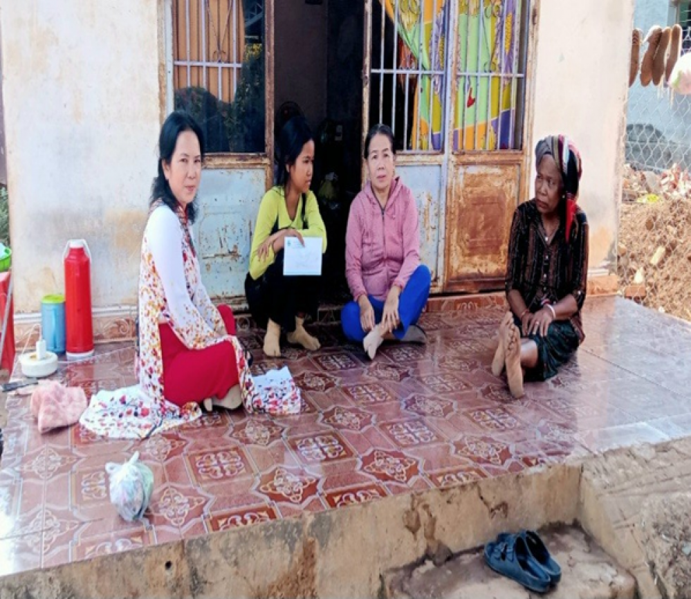 Hội LHPN xã An Khương hỗ trợ gia đình có hoàn cảnh khó khăn