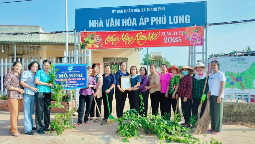 Hội LHPN xã Thanh Phú ra mắt mô hình “Nhà văn hóa văn minh, sạch, đẹp”  ấp Phú Long