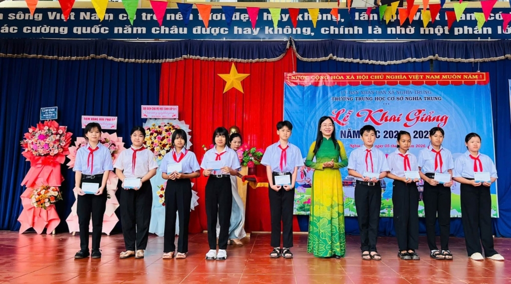 Đồng chí Lê Thị Thanh Loan, Thành ủy viên, Phó Chủ tịch Ủy ban MTTQ Việt Nam thành phố, Chủ tịch Hội LHPN thành phố dự Lễ khai giảng tại Trường THCS Nghĩa Trung.