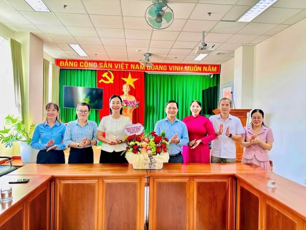 LÃNH ĐẠO ĐẢNG UỶ MTTQ, CÁC ĐOÀN THỂ THÀNH PHỐ VÀ UỶ BAN MTTQ VIỆT NAM THÀNH PHỐ THĂM, CHÚC MỪNG HỘI LIÊN HIỆP PHỤ NỮ THÀNH PHỐ NHÂN NGÀY 20/10