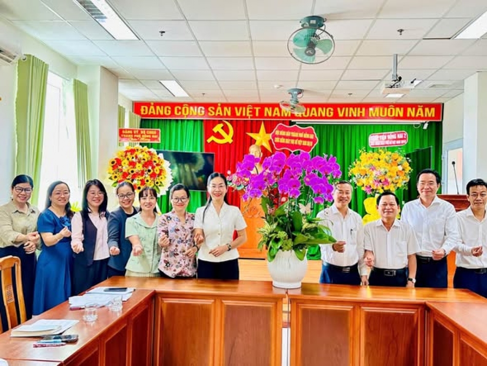 Các cơ quan, đơn vị thăm, chúc mừng Hội LHPN thành phố nhân kỷ niệm 96 năm thành lập Hội LHPN Việt Nam và 16 năm Ngày Phụ nữ Việt Nam