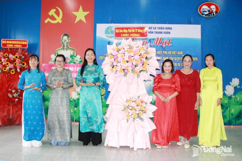 Thường trực Hội Liên hiệp Phụ nữ thành phố tham dự họp mặt 20-10 tại thôn thuộc xã biên giới