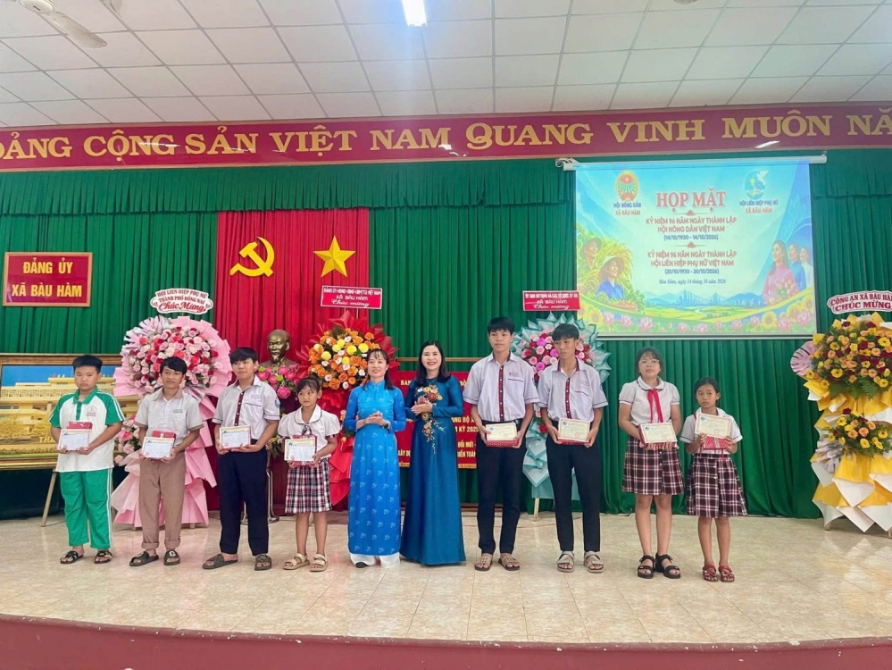 BÀU HÀM: TỔ CHỨC HỌP MẶT KỶ NIỆM 96 NĂM THÀNH LẬP HỘI LIÊN HIỆP PHỤ NỮ VIỆT NAM VÀ NGÀY THÀNH LẬP HỘI NÔNG DÂN VIỆT NAM