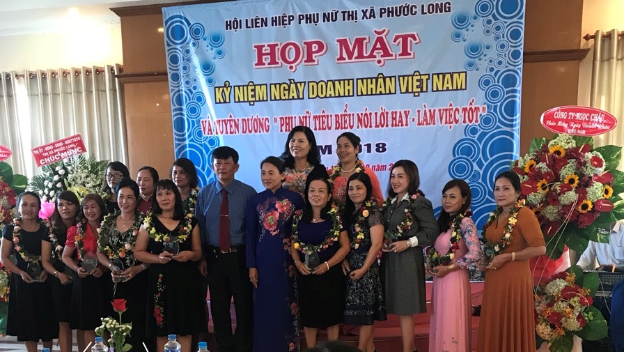 Trong hình ảnh có thể có: 5 người, bao gồm Phạm Liễu, mọi người đang cười, mọi người đang đứng