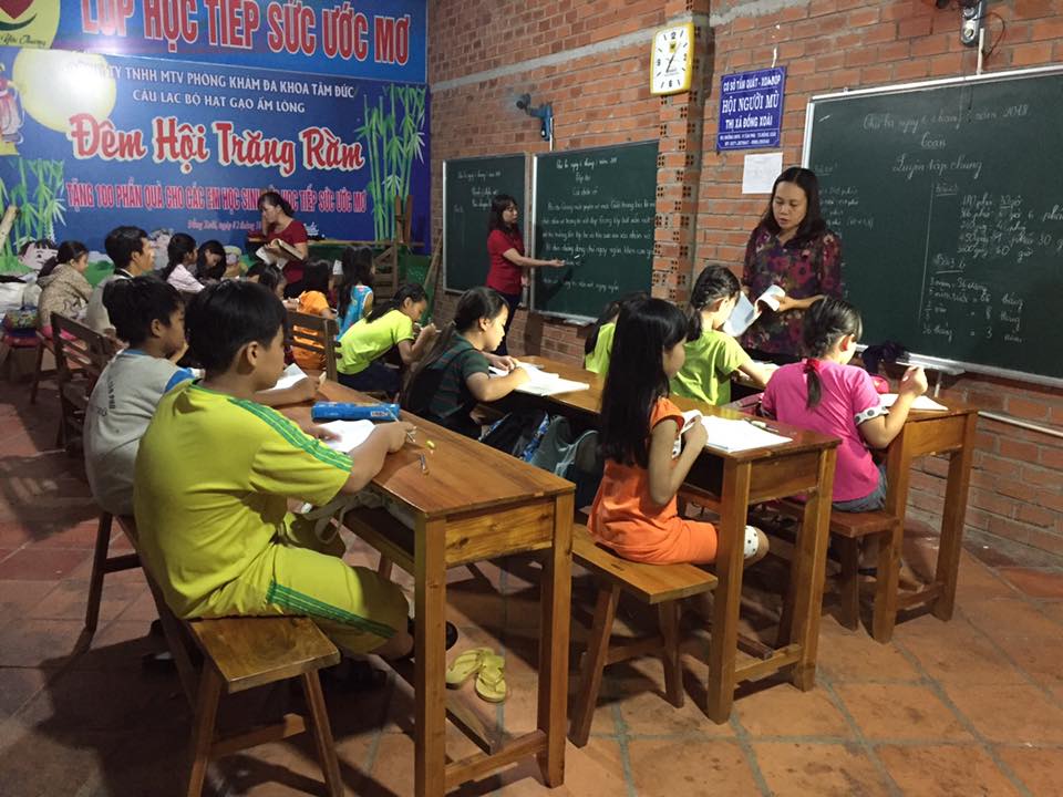 Trong hÃ¬nh áº£nh cÃ³ thá» cÃ³: 2 ngÆ°á»i, má»i ngÆ°á»i Äang ngá»i, bÃ n vÃ  trong nhÃ 