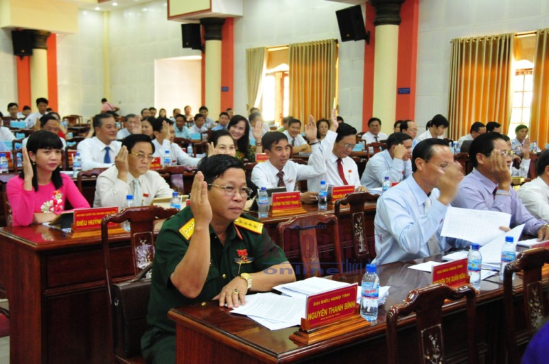 1. Các đại biểu biểu quyết thông qua các Nghị quyết