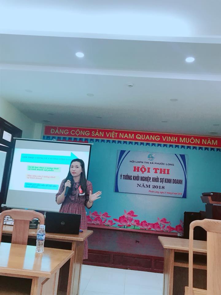Trong hình ảnh có thể có: 1 người, trong nhà