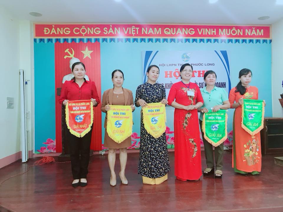 Trong hình ảnh có thể có: 6 người, bao gồm Vân Kim, mọi người đang cười, mọi người đang đứng và trong nhà