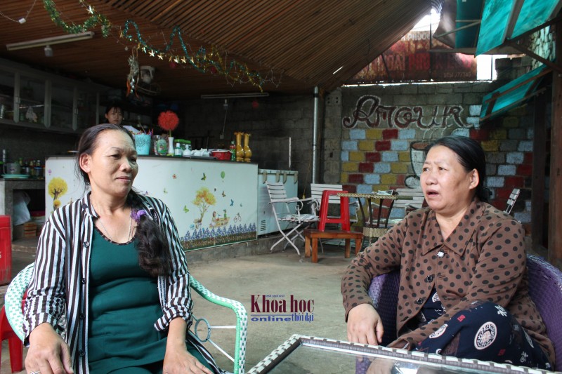 Description: Chị Phạm Thị Thuyết (trái) về thăm lại chị Nguyễn Thị Sánh người đã từng giúp đỡ mình