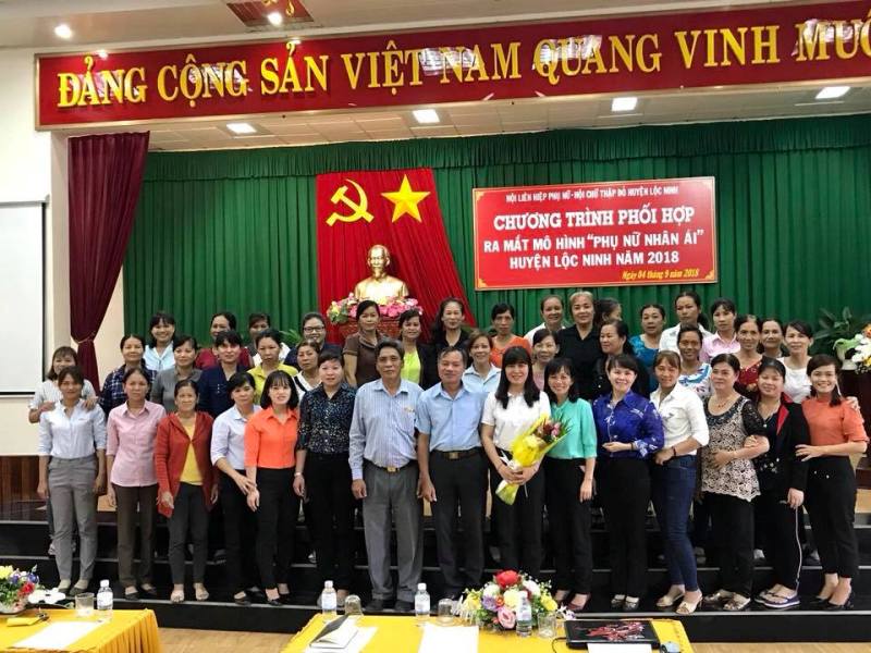 Description: Trong hÃ¬nh áº£nh cÃ³ thá» cÃ³: 30 ngÆ°á»i, bao gá»m Linh Nguyen, ThÃºy Háº±ng Nguyá»n, PhÆ°á»£ng Vá»¹ vÃ  Mai Huá» MC, má»i ngÆ°á»i Äang cÆ°á»i, má»i ngÆ°á»i Äang Äá»©ng