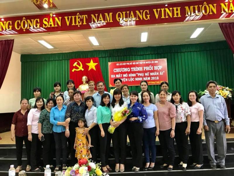 Description: Trong hÃ¬nh áº£nh cÃ³ thá» cÃ³: 24 ngÆ°á»i, bao gá»m ThÃºy Háº±ng Nguyá»n, Linh Nguyen vÃ  PhÆ°á»£ng Vá»¹, má»i ngÆ°á»i Äang cÆ°á»i, má»i ngÆ°á»i Äang Äá»©ng vÃ  trong nhÃ 