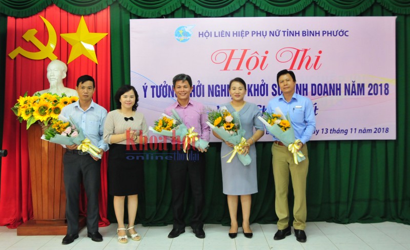 Bà Nguyễn Thị Hương Giang - Phó Chủ tịch Thường trực Hội Liên hiệp Phụ nữ tỉnh Bình Phước tặng hoa cho các thành viên Ban Giám khảo