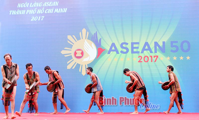Cồng chiêng người S’tiêng tham gia sự kiện Ngôi làng ASEAN - TP. Hồ Chí Minh 2017