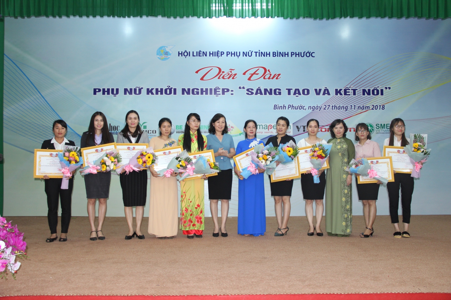 Bà Huỳnh Thị Hằng – UVBTV Tỉnh ủy – PCT UBND tỉnh và bà Nguyễn Thị Hương Giang – PCT TT Hội LHPN tỉnh trao giải cuộc thi “Ý tưởng khởi nghiệp, khởi sự kinh doanh”