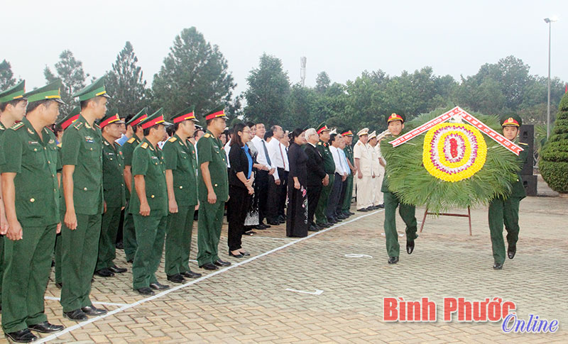 Tỉnh ủy, HĐND, UBND, UBMTTQVN tỉnh viếng nghĩa trang liệt sĩ
