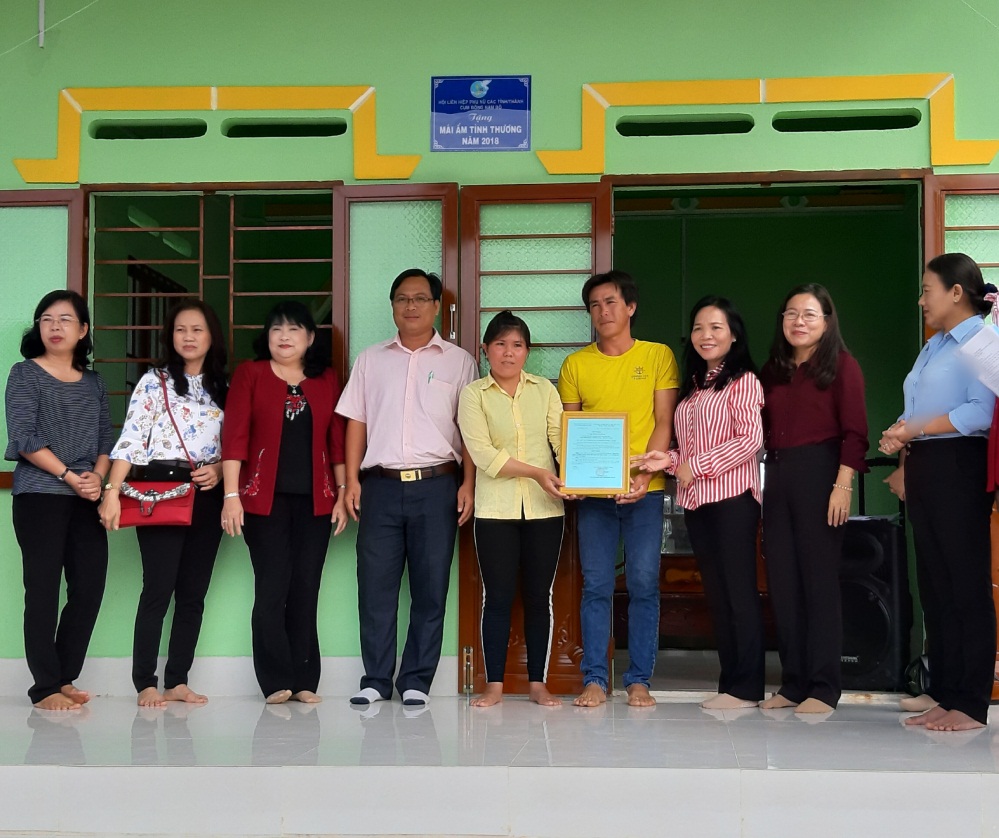 Bà Lê  Thị Hải Yến - Chủ tịch Hội LHPN tỉnh Bình Thuận  (Cụm trưởng Cụm thi đua Đông Nam bộ) đại diện Cụm  trao Quyết định bàn giao nhà cho gia đình hộ Âu Thị Lài