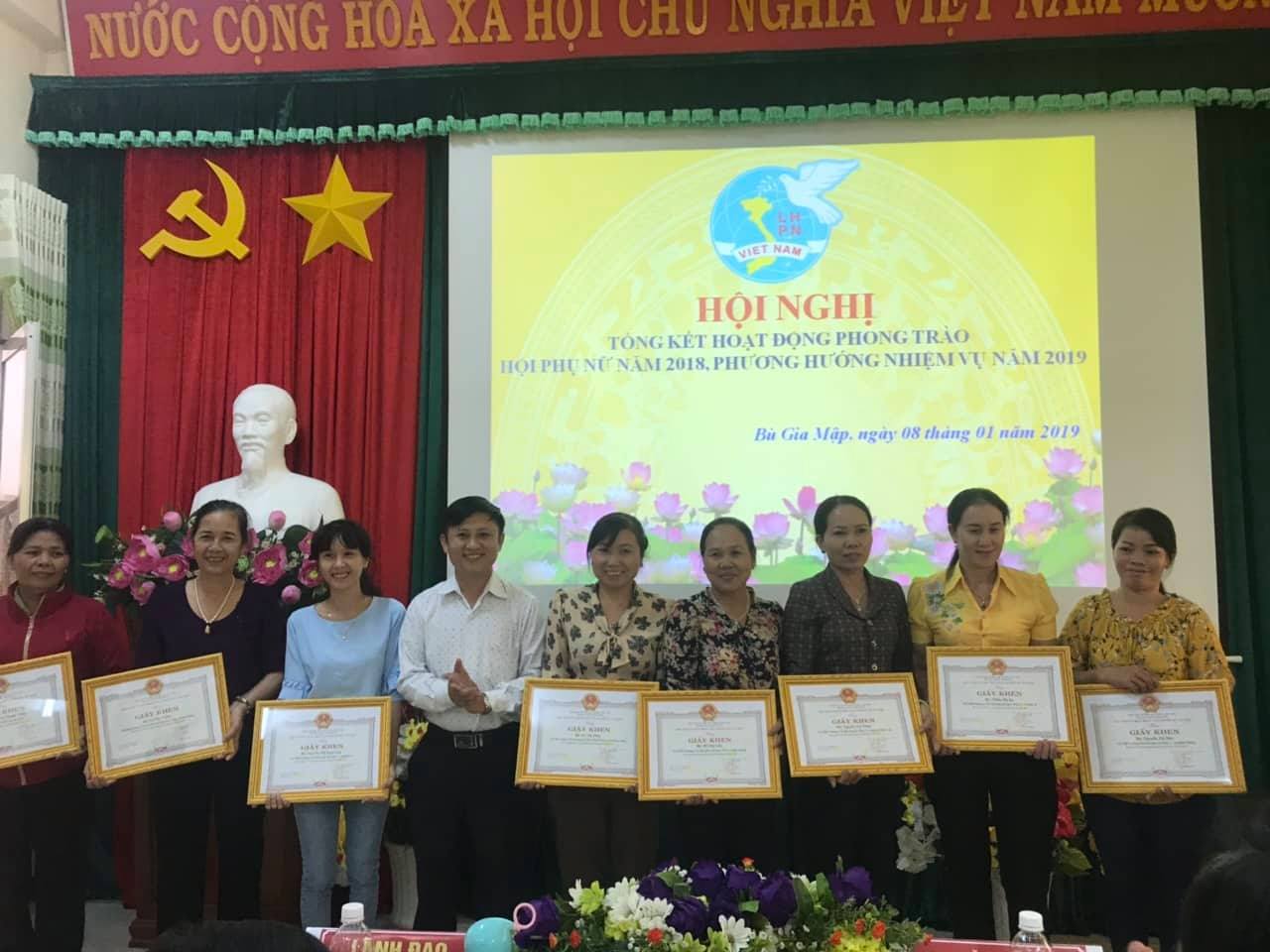 Lãnh đạo huyện tặng bằng khen tại Hội nghị