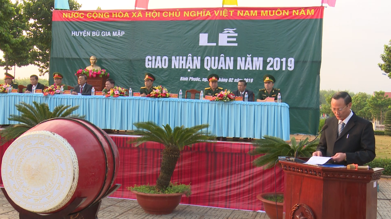 Ông Lê Quang Oanh – Chủ tịch UBND – chủ tịch hội đồng NVQS huyện Bù Gia Mập phát biểu tại buổi lễ.