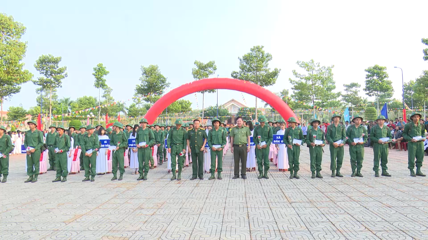 Đại tá Trần Thắng Phúc – UVBTVTU – Phó CT Hội đồng NVQS tỉnh – GĐ Công an tỉnh trao quà động viên thanh niên huyện Bù Gia Mập lên đường thực hiện NVQS.