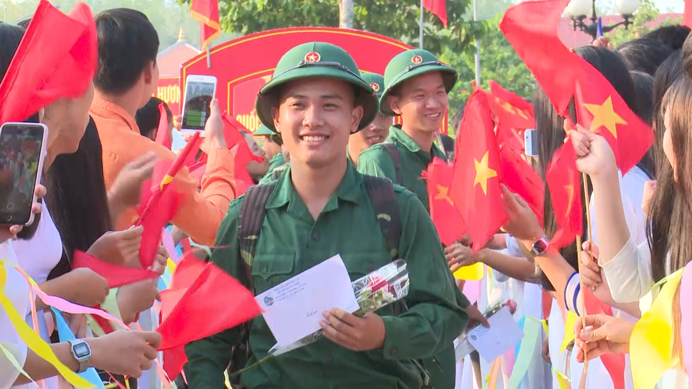 Thanh niên huyện Bù Gia Mập lên đường nhập ngũ trong niềm hân   hoan và động viên khích lệ của đông đảo nhân dân huyện nhà.