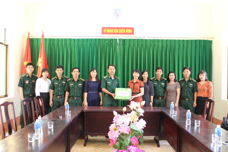 Lãnh đạo Hội LHPN huyện Bù Đốp thăm tặng quà đồn biên phòng Thanh Hòa