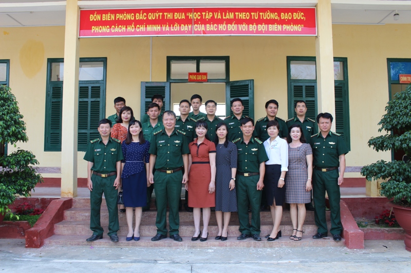 Lãnh đạo Hội LHPN huyện Bù Đốp chụp hình lưu niệm với Lãnh đạo Đồn Biên phòng Đắc Quýt