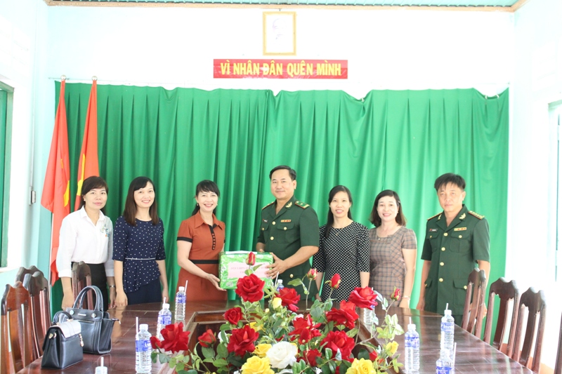 Lãnh đạo Hội LHPN huyện Bù Đốp thăm, tặng quà đồn Biên phòng Tân Thành
