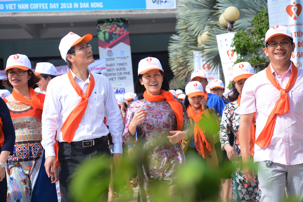 Phó Chủ tịch Hội LHPNVN Bùi Thị Hòa (hàng trước, giữa) đi bộ hưởng ứng Tháng hành động vì bình đẳng giới và phòng, chống bạo lực trên cơ sở giới tại năm 2018.