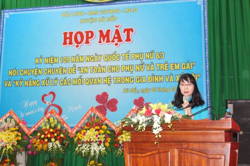 Đ/c Trương Thị Lan- HUV- CT Hội LHPN huyện ôn lại truyền thống lịch sử ngày 8/3.