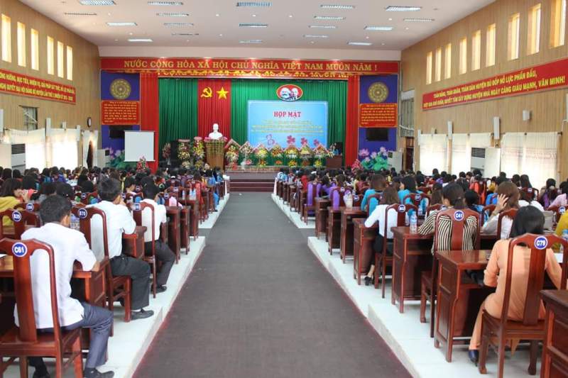 Chị em Hội viên phụ nữ, công đoàn viên tham dự buổi họp mặt.