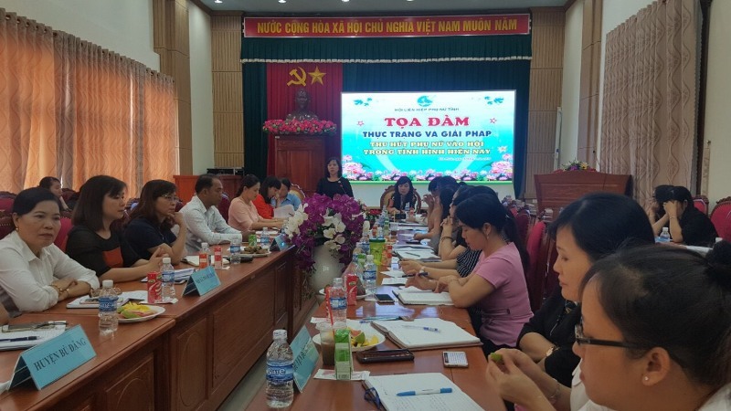 Bà Nguyễn Thị Hương Giang – PCT TT Hội LHPN tỉnh chủ trì buổi tọa đàm