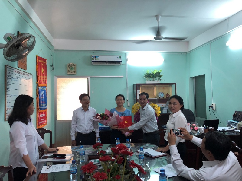 Thường trực Thị ủy tặng hoa chúc mừng đồng chí Đinh Thị Ngọc Cẩm