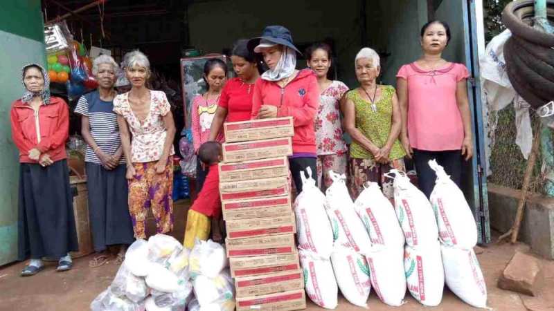 Quang cảnh buổi tặng quà cho hội viên, phụ nữ đồng bào dân tộc thiểu số  nghèo, khó khăn thôn Bình Minh, xã Bình Sơn
