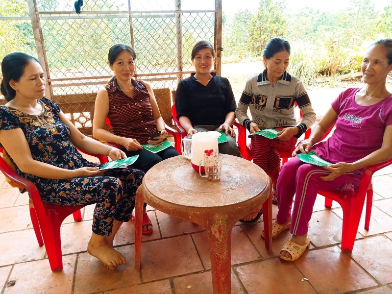 Chị Đặng Thị Hồng đang phổ biến cho chị em về chương trình vay vốn NHCSXH