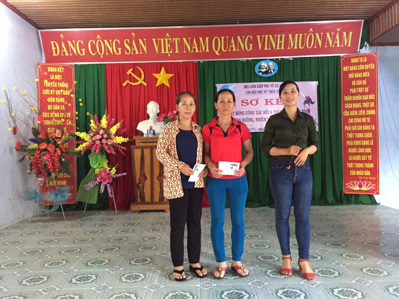 Chị Lê Thị Thanh - Chi hội trưởng tặng sổ tiết kiệm cho hội viên nghèo