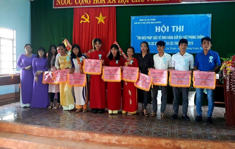 Ban tổ chức trao cờ lưu niệm cho các đội