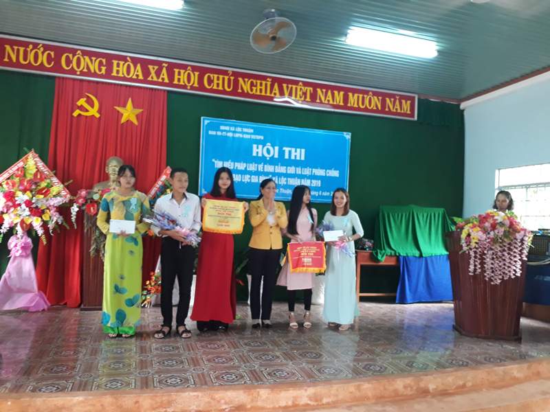 Lãnh đạo trao giải cho các đội xuất sắc nhất