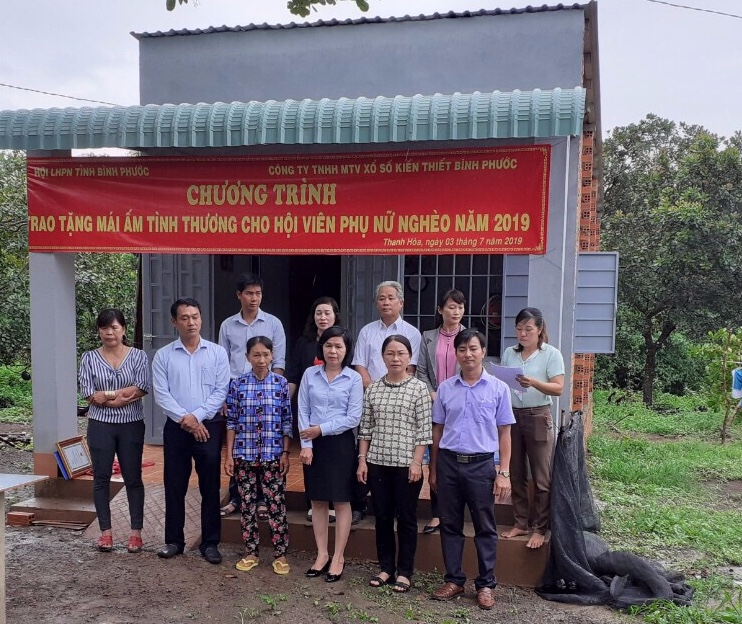 Toàn cảnh trao nhà hộ chị Dương Thị Quí  tại ấp 7, xã Thanh Hòa, huyện Bù Đốp