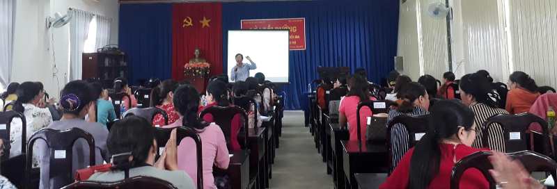 Báo cáo viên Phạm Tân – Nguyên Giám đốc Trung tâm Công tác xã hội tỉnh Bình Phước báo cáo chuyên                    đề trẻ em, các kỹ năng phòng, chống xâm hại tình dục trẻ em cho cán bộ, hội viên, phụ nữ